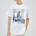 宇宙飛行士の日常の掃除機をかける宇宙飛行士 Dry T-Shirt