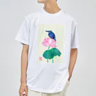 月の隠れ家の蓮の花の上で休憩する翡翠さん Dry T-Shirt