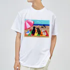 ハッピー・ラブラドールズの浜辺のラブラドール Dry T-Shirt