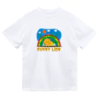 chicodeza by suzuriのライオンと虹と青空 Dry T-Shirt