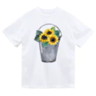 Fred HorstmanのWatering bucket and sunflowers  じょうろ と ひまわり ドライTシャツ