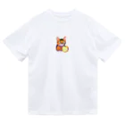 猫、かわいい系ショップのリンゴを見つめる可愛い猫 Dry T-Shirt