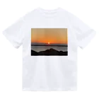 玉手箱の海に輝く朝日 Dry T-Shirt