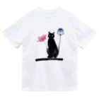 幸運のしっぽの黒猫と花 ドライTシャツ