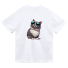 AQUAMETAVERSEのサングラスをかけた、かわいいネコ Marsa 106 Dry T-Shirt