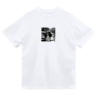 LoraCafeのサングラスのBarry Dry T-Shirt