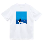 karo///illustrationのデザインにゃんこシリーズ　水平線とネコとカモメ Dry T-Shirt