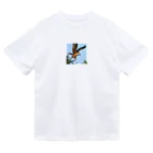 ganeshaの鳥の羽ばたきに続く鷹 Dry T-Shirt