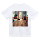 三毛猫shopの部屋を走る猫 ドライTシャツ