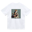 三毛猫shopの本を読む猫 ドライTシャツ