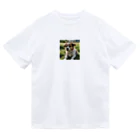 kokin0の草むらで斜めを見つめる犬 dog looking for the anywhere Dry T-Shirt