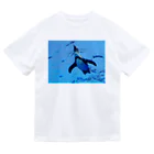 Studio  BLUEの空飛ぶペンギン ドライTシャツ