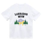 ハッピー・ラブラドールズのLabrador Mom （イエローラブラドール） ドライTシャツ