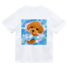 NORIMA'S SHOP のかわいいトイプードルの子犬と夢かわいい雲のイラスト ドライTシャツ