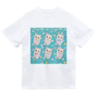 NORIMA'S SHOP の かわいいオッドアイの白い子猫と散りばめられた飴玉のイラスト ドライTシャツ