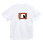 WAMI ARTの猫の窓レンガ Dry T-Shirt