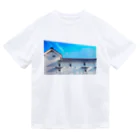 MUGURa-屋の青い空　白い壁 ドライTシャツ