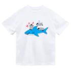 PGcafe-ペンギンカフェ-のサメと戯れるペンギンズ ドライTシャツ