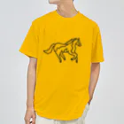 Futakawa Mayuのグッズショップの馬 ブチ 紺 Dry T-Shirt