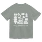 まいこ｜ほっこりイラスト🖌️の虫とりTシャツ（白） ドライTシャツ