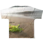 紫咲うにの浜辺に打ち上げられた海藻 All-Over Print T-Shirt :back