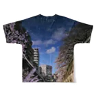 古春一生(Koharu Issey)の桜降る川空へ。 フルグラフィックTシャツの背面