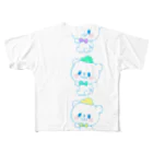 おやまくまオフィシャルWEBSHOP:SUZURI店のカラフルおやまくま3びき フルグラフィックTシャツ