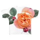 コマタヒチの【ロマン】蕾と葉のついたオレンジピンクの薔薇 フルグラフィックTシャツ