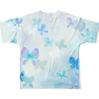 ヤママユ(ヤママユ・ペンギイナ)のケープペンギン「ちょうちょ追っかけてたの」(Blue) All-Over Print T-Shirt :back