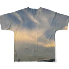 Aki’s design shopの(セール中)Sunset over the tower フルグラフィックTシャツの背面