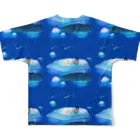 NORIMA'S SHOP の漂流した氷の上でクジラを眺めるしろくまくんとペンギンちゃん All-Over Print T-Shirt :back