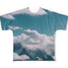 Hi-makiの雲が高い峰々に包まれ、一面に広がる山岳地帯 All-Over Print T-Shirt