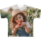 AQUAMETAVERSEの苺狩りで口にほうばんでいる女の子　ラフルール　1859 All-Over Print T-Shirt