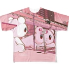 Salucoro SHOPのBig Fellows 富ヶ谷交差点 PINK All-Over Print T-Shirt