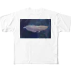 応魚のアルビノシルバーアロワナ（背景つき、青） フルグラフィックTシャツ