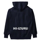 HI-IZURUのHI-IZURU（白文字）ロゴマーク　背面にHIｰIZURU（白文字）　ヘビーウェイトパーカー（濃色仕様） ヘビーウェイトパーカー