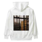 shell_hutの窓から覗く荒廃した建物が立ち並ぶ無人の通り Heavyweight Hoodie