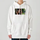 moesoraの音楽を聴く女性 Heavyweight Hoodie