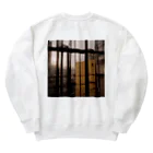 shell_hutの窓から覗く荒廃した建物が立ち並ぶ無人の通り Heavyweight Crew Neck Sweatshirt