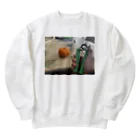 膝蹴りお婆ちゃんのみかん剥くのに握力が必要だと思って鍛えてる人 Heavyweight Crew Neck Sweatshirt