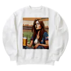 ワンダーワールド・ワンストップのアメリカ人女性が野外でビール片手に Heavyweight Crew Neck Sweatshirt