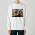 膝蹴りお婆ちゃんのみかん剥くのに握力が必要だと思って鍛えてる人 Heavyweight Crew Neck Sweatshirt