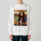 ワンダーワールド・ワンストップのアメリカ人女性が野外でビール片手に Heavyweight Crew Neck Sweatshirt