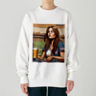 ワンダーワールド・ワンストップのアメリカ人女性が野外でビール片手に Heavyweight Crew Neck Sweatshirt