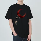 さとルーヌスの月を投げる黒い少年（白ライン） ヘビーウェイトTシャツ