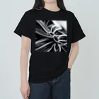  Neo Nature Threads（ネオ ネイチャー スレッズ）のモノクロフラワー ヘビーウェイトTシャツ