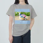 Kiraraca/きららか(の中の人)の[文字入り]雪割草と幸せの青い鳥ルリビタキ(正方形・枠) ヘビーウェイトTシャツ