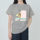 Kura88の海岸を歩く女性 ヘビーウェイトTシャツ