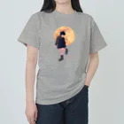 キッズモード某の月と黒ワンピの女の子 Heavyweight T-Shirt