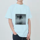 million-mindの朝靄の湖畔に浮かぶ木 Heavyweight T-Shirt